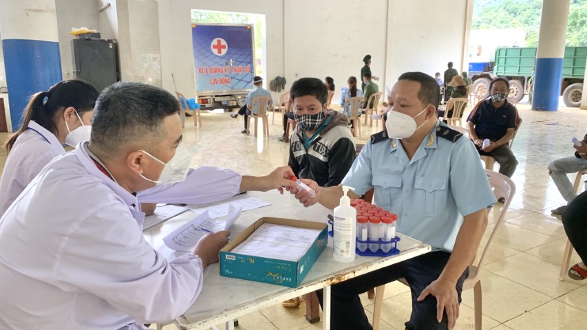  Cán bố y tế tư vấn và hướng dẫn lấy mẫu xét nghiệm đờm Xpertjpeg