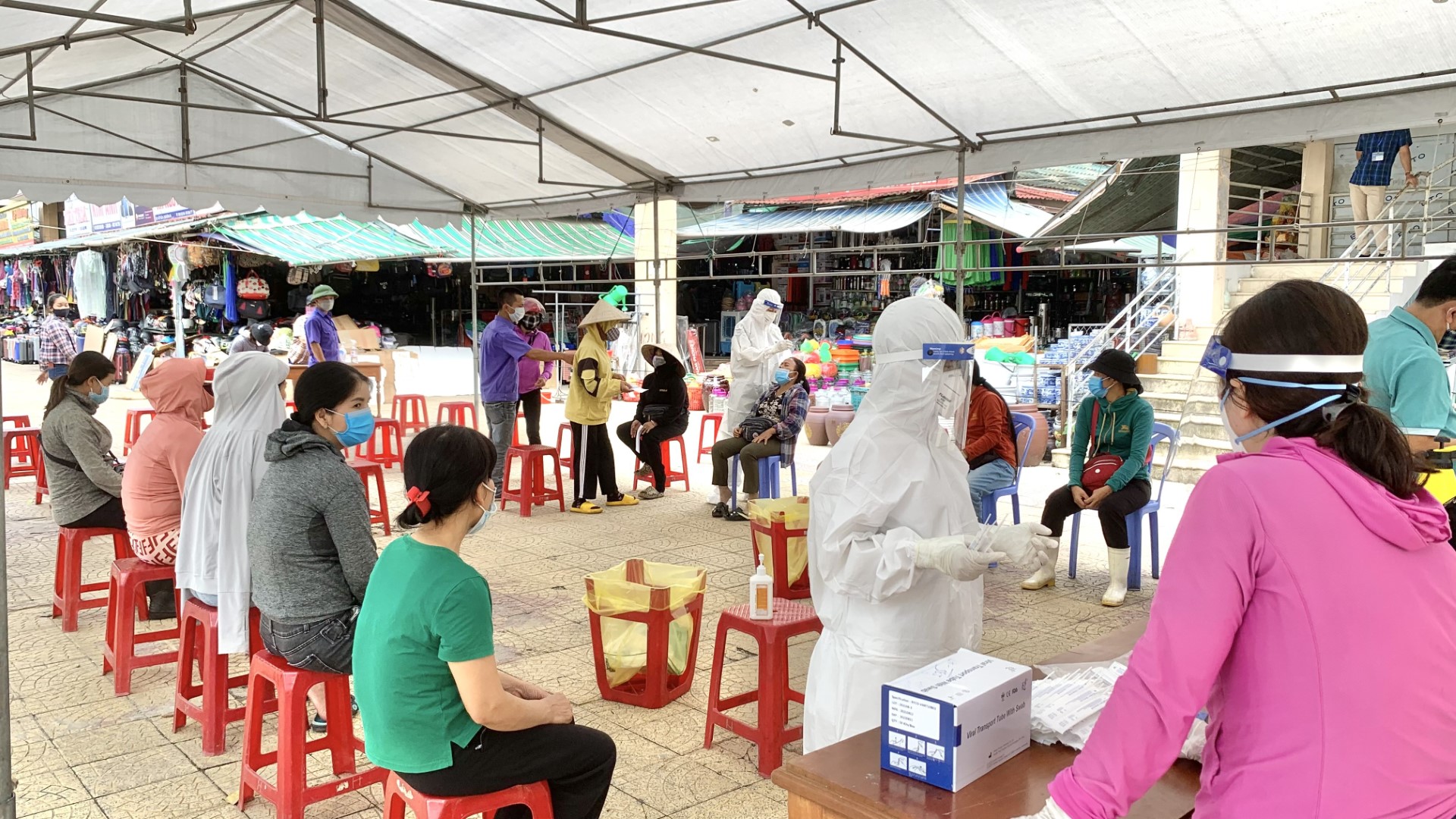  Tiến hành lấy mẫu ngẫu nhiên cho 20 tiểu thương và khách hàng mua hàng tại Chợ Đồng Hới. Large