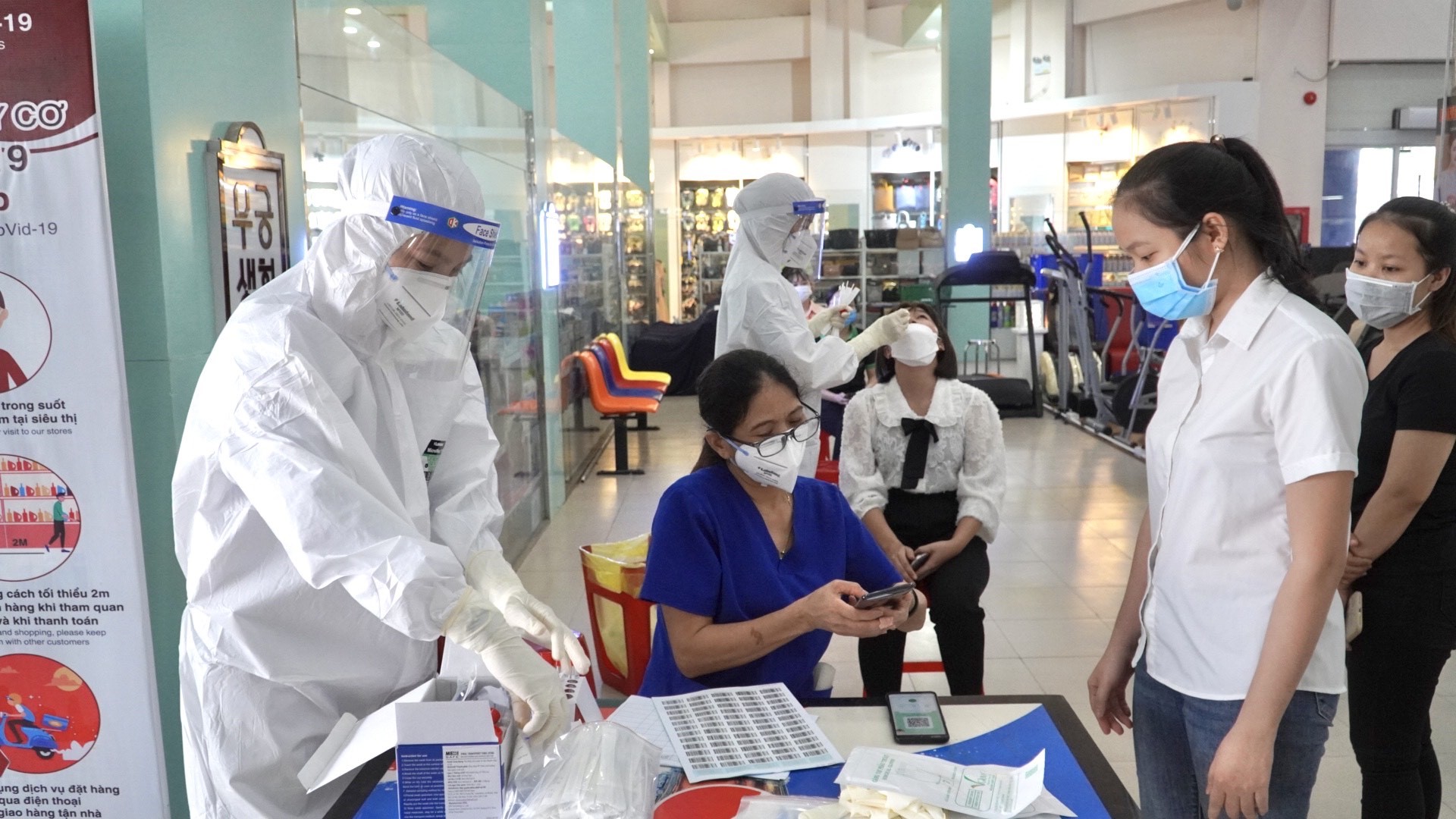  Trung tâm Kiểm soát bệnh tật CDC Quảng Bình lấy mẫu giám sát tại Siêu thị CoopMart Quảng Bìnhjpg