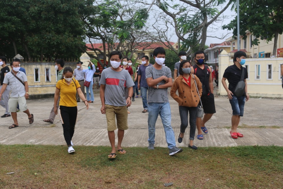 các công dân vui mừng phấn khởi sau thời gian cách ly tập trung theo quy định Custom