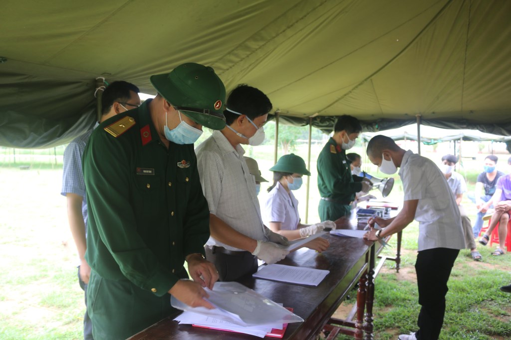 các lực lượng chức năng đang làm các thủ tục cho các công dân