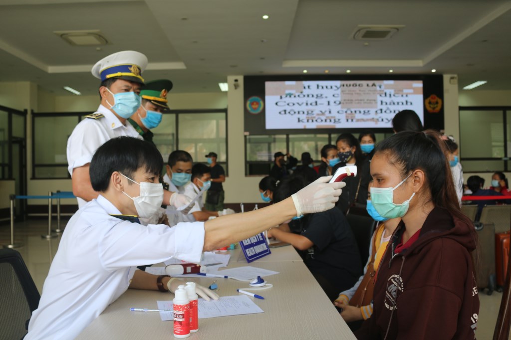 kiểm tra thân nhiệt