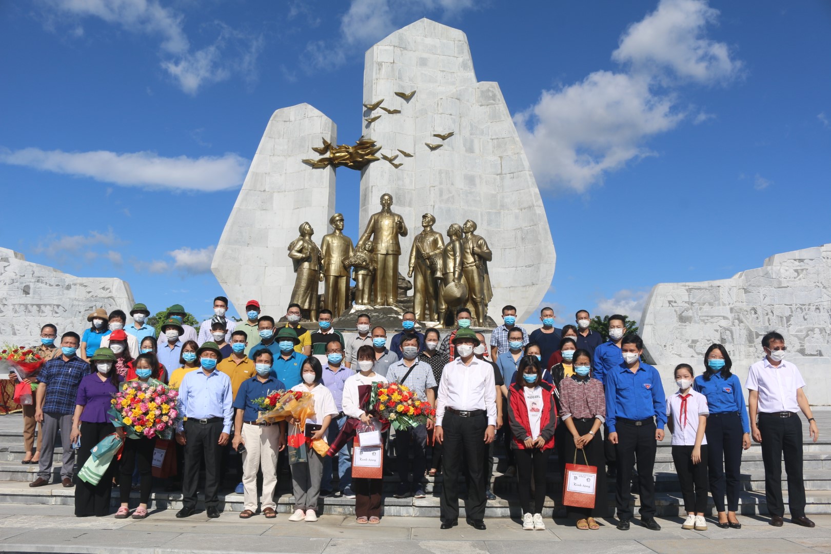 lãnh đạo tỉnh chup ảnh lưu ngiệm Large