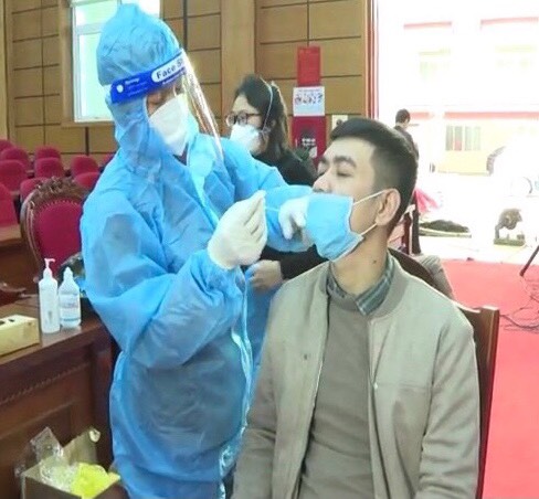 lấy mẫu xét nghiệm SARS CoV 2 cho các đại biểu tham dự