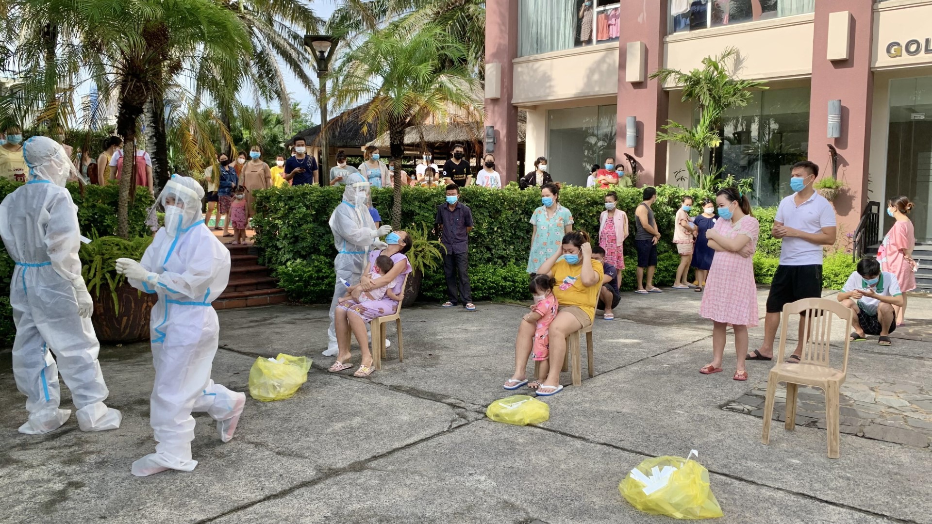 lấy mẫu xét nghiệm SARS CoV 2 cho tất cả công dân trên 2 chuyến bay về từ TP. Hồ Chí Minh Large