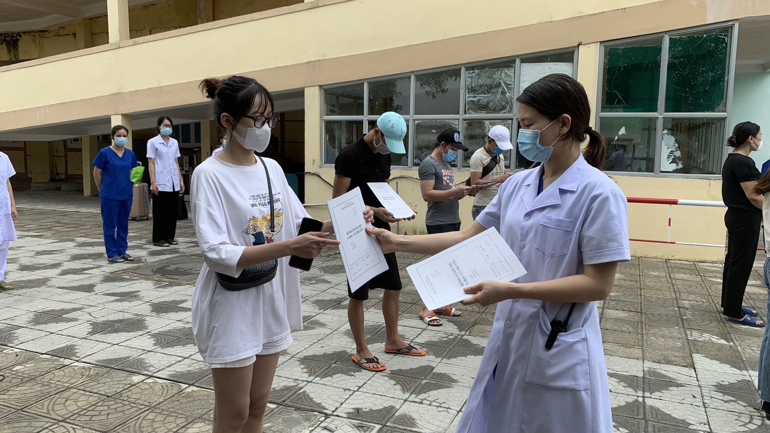 ngày 31.8 09 bệnh nhân được trao quyết định hoàn thành cách ly y tế và giấy ra viện ngày 318