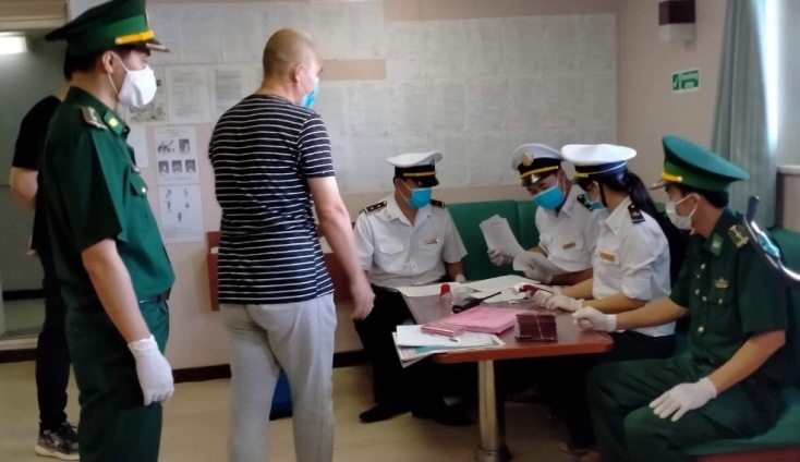 tau trung quoc cach ly ngay 13 8