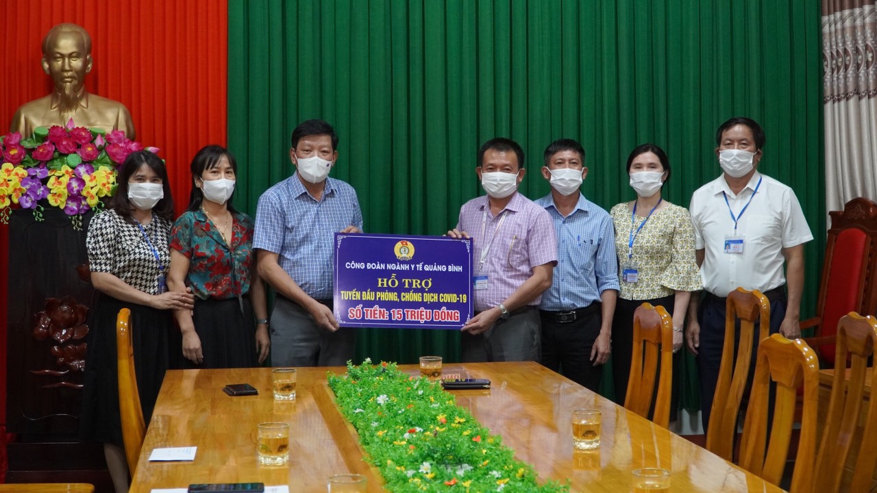 trao 15 chai CDDN y tế