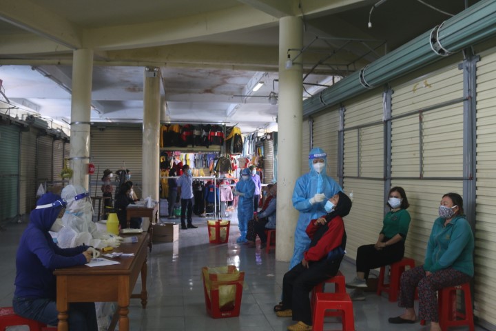 tại chợ Đồng Hới. Small