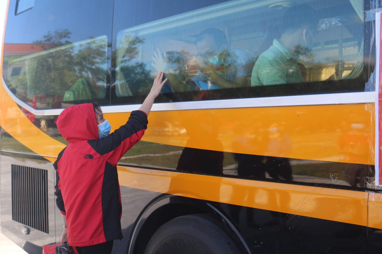 vợ khóc tiễn 2 Large