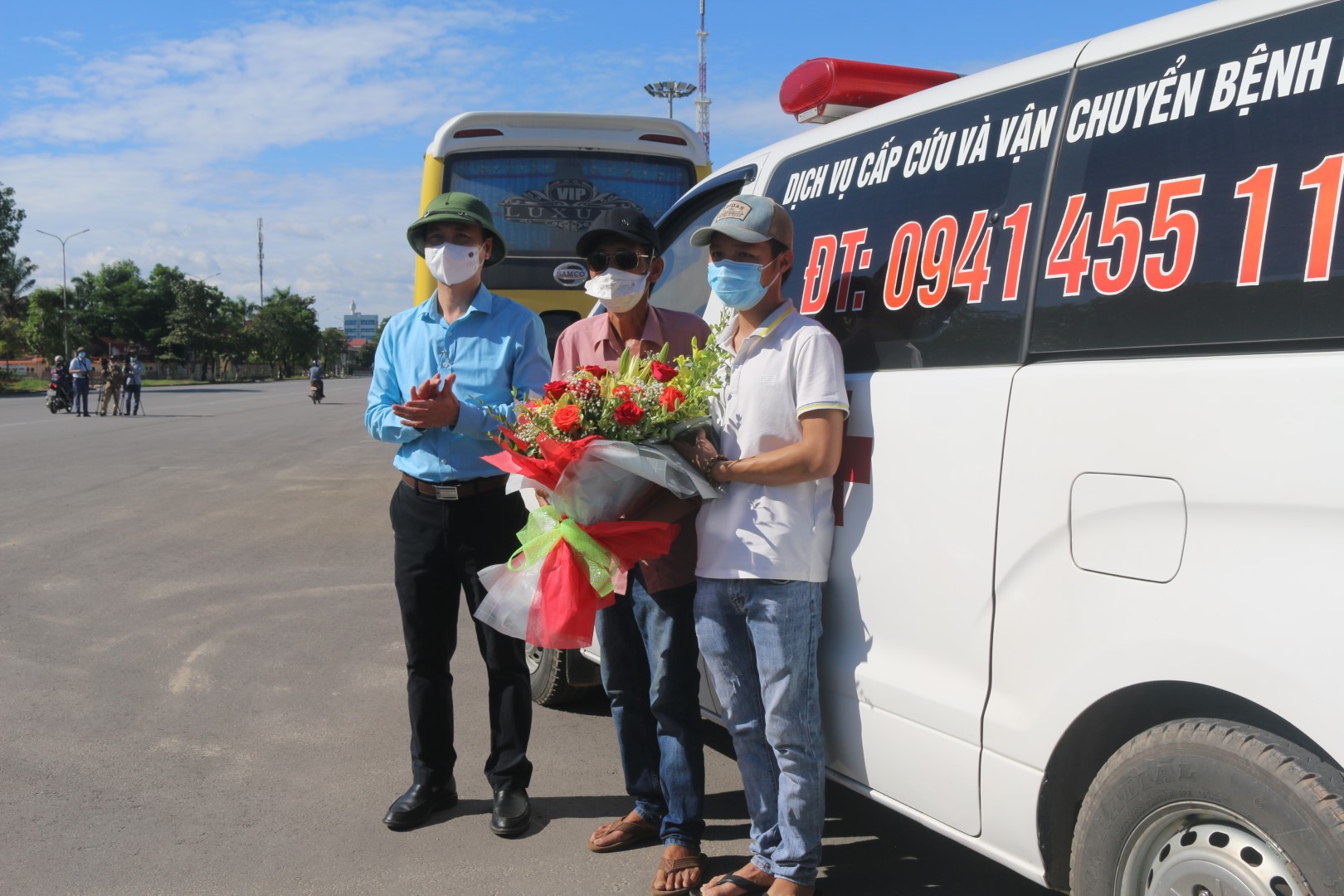 xêp cường tặng hoa cho trí Large