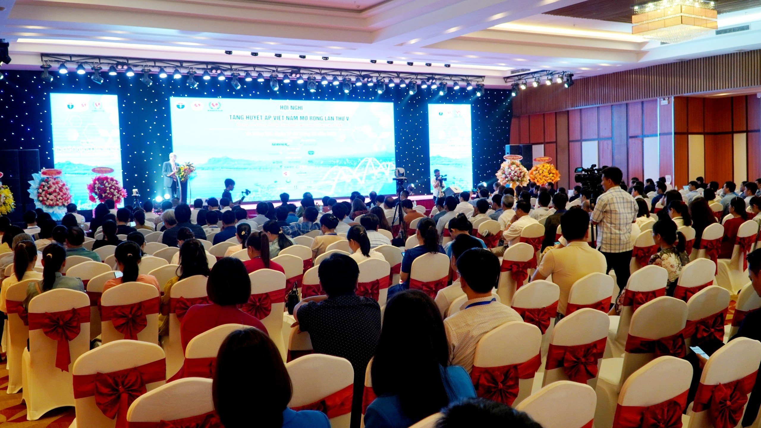 zđo huyết áp và hướng dẫn cách sử dụng máy đo HA một hoạt động bên lề Hội nghịmmmm