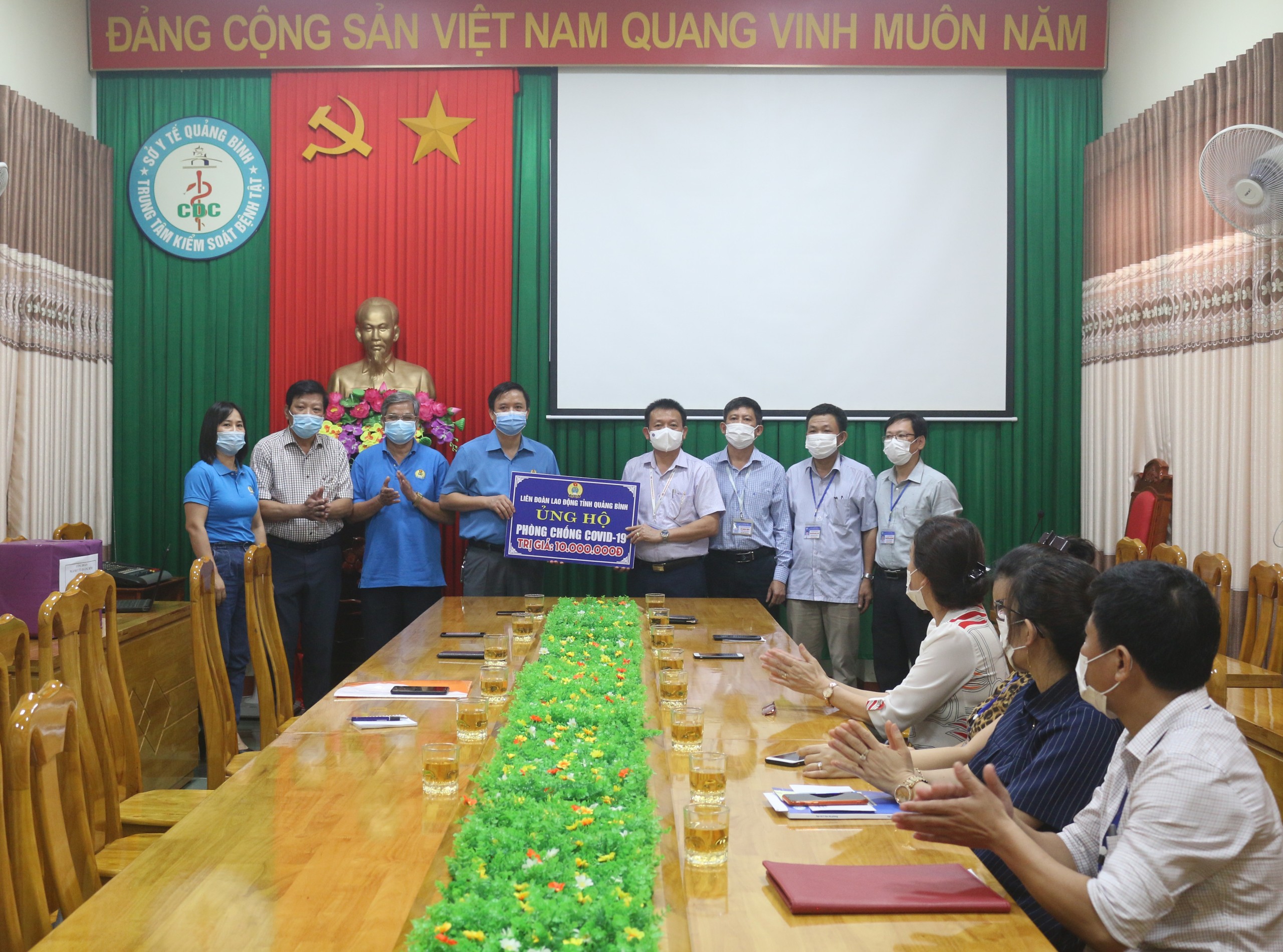 Đc Phạm Tiến Nam chủ tịch Liên đoàn lạo tỉnh trao quà hổ trợ phòng chống dịch Covid 19 cho Trung tâm Kiểm soát bệnh tật tỉnh