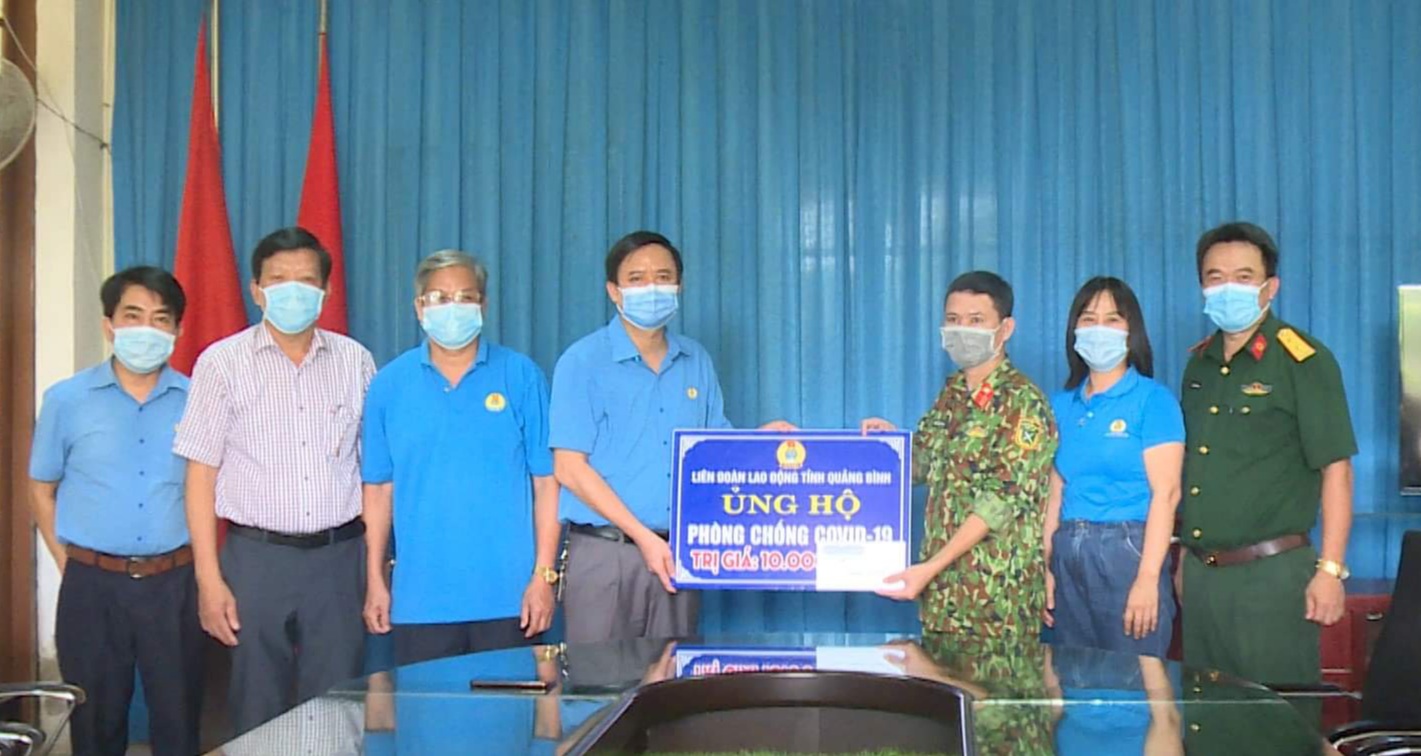 Đc Phạm Tiến Nam chủ tịch Liên đoàn lạo tỉnh trao quà hổ trợ phòng chống dịch Covid tại khu cách ly trường Quân sự củ