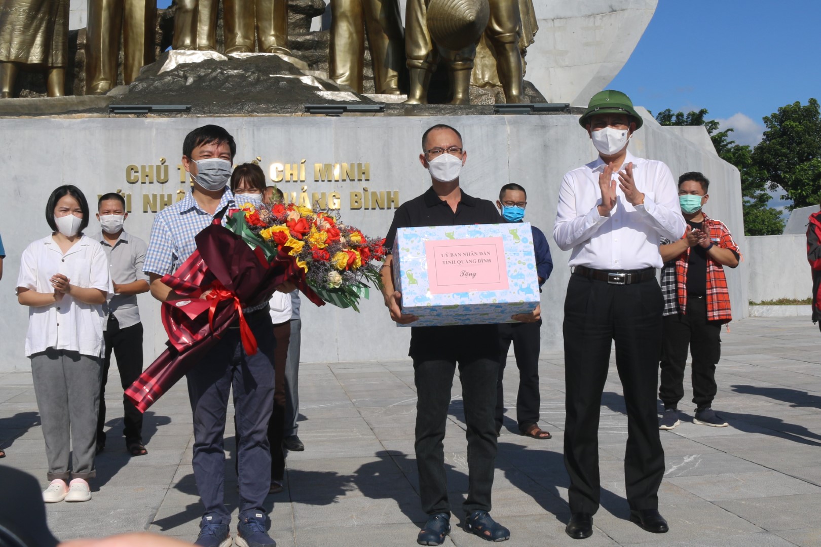 Đc Trần Thắng Chủ tịch UBND tỉnh tặng quà động viên các y bác sỹ lên đường làm nhiệm vụ chi viện cho thành phố HCM chống dịch Covid 19 Large