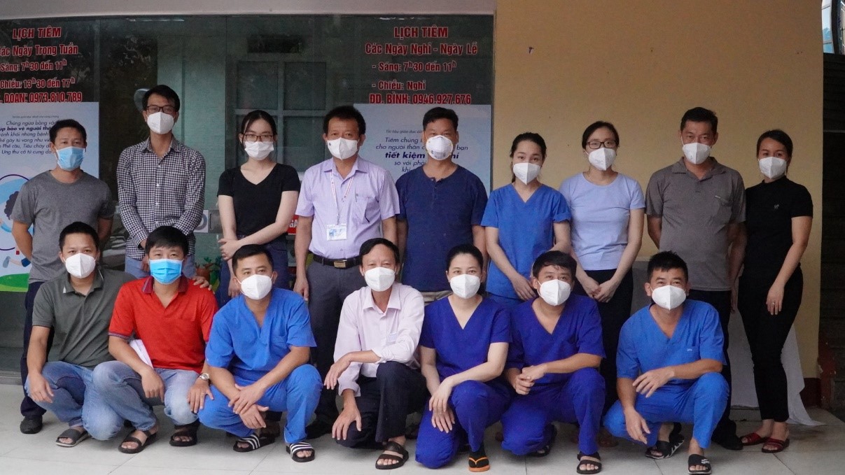 Đoàn Pasteur Nha Trang chụp ảnh lưu niệm cùng lãnh đạo và cán bộ Khoa Xét nghiệm CDDHA TDCN CDC Quảng Bình