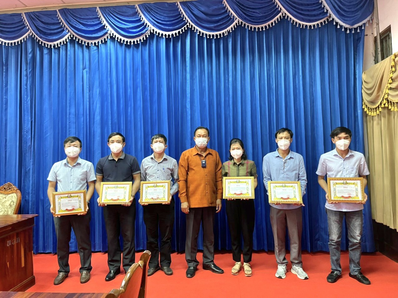 Đoàn công tác nhận Bằng khen của Tỉnh trưởng tỉnh Khăm Muộn trước khi lên đường về nước