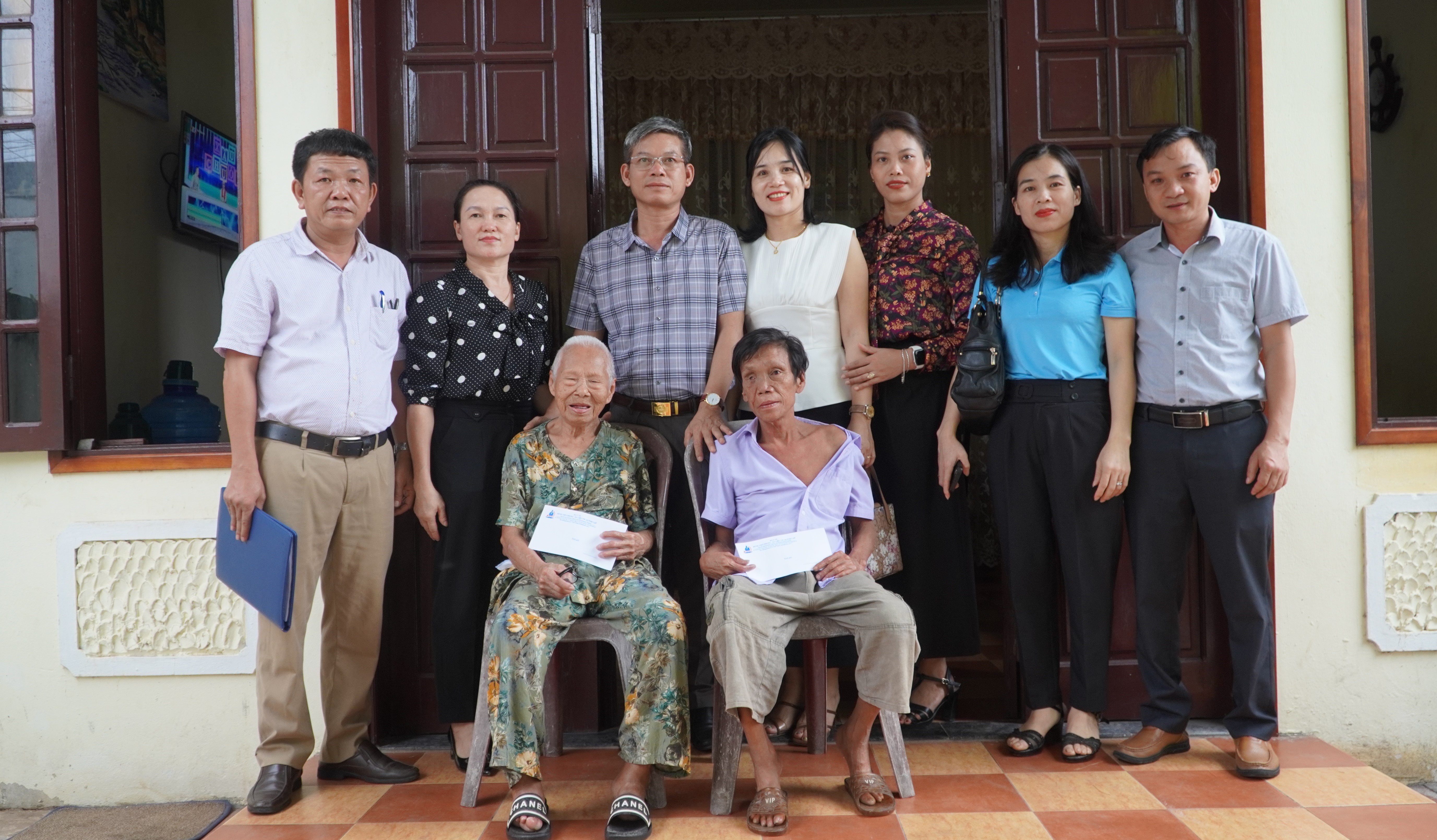 Đoàn đã thăm tặng quà cho BN Phạm Thị Hữu và BN Võ Hiếu TDP1 phường Hải Thành JPG
