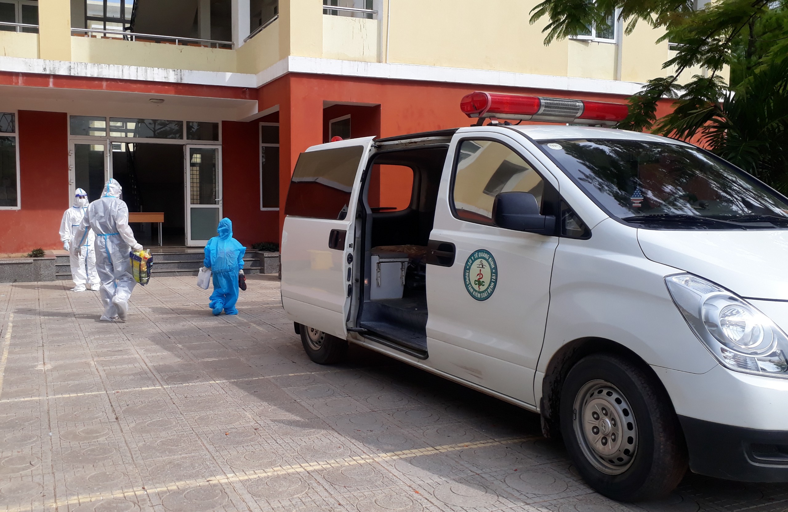 Đón bệnh nhân test nhanh dương tính tại Trạm Y tế phường Đồng Phú về khu cách ly 3