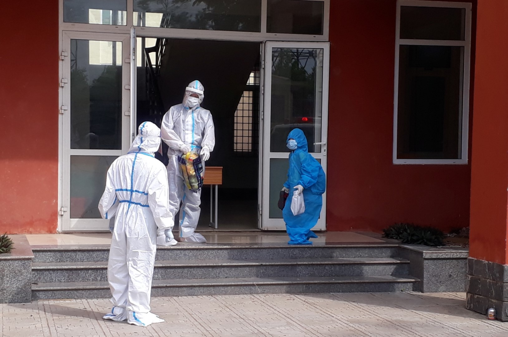 Đón bệnh nhân test nhanh dương tính tại Trạm Y tế phường Đồng Phú về khu cách ly 55 Large