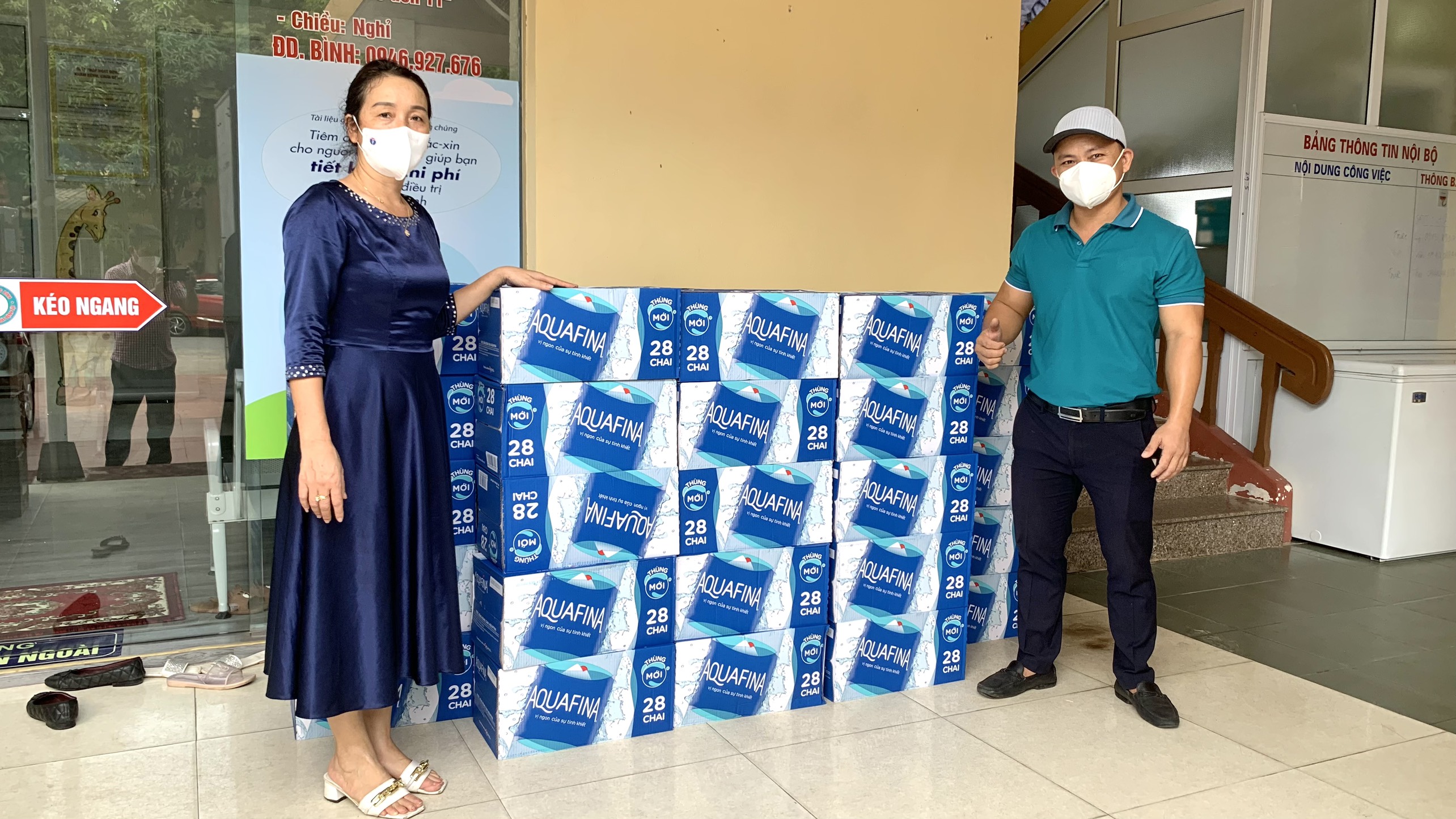 Đại diện Báo Tài Nguyên Môi trường thường trú Quảng Bình trao tặng phần quà cùng chung tay chống dịchjpg