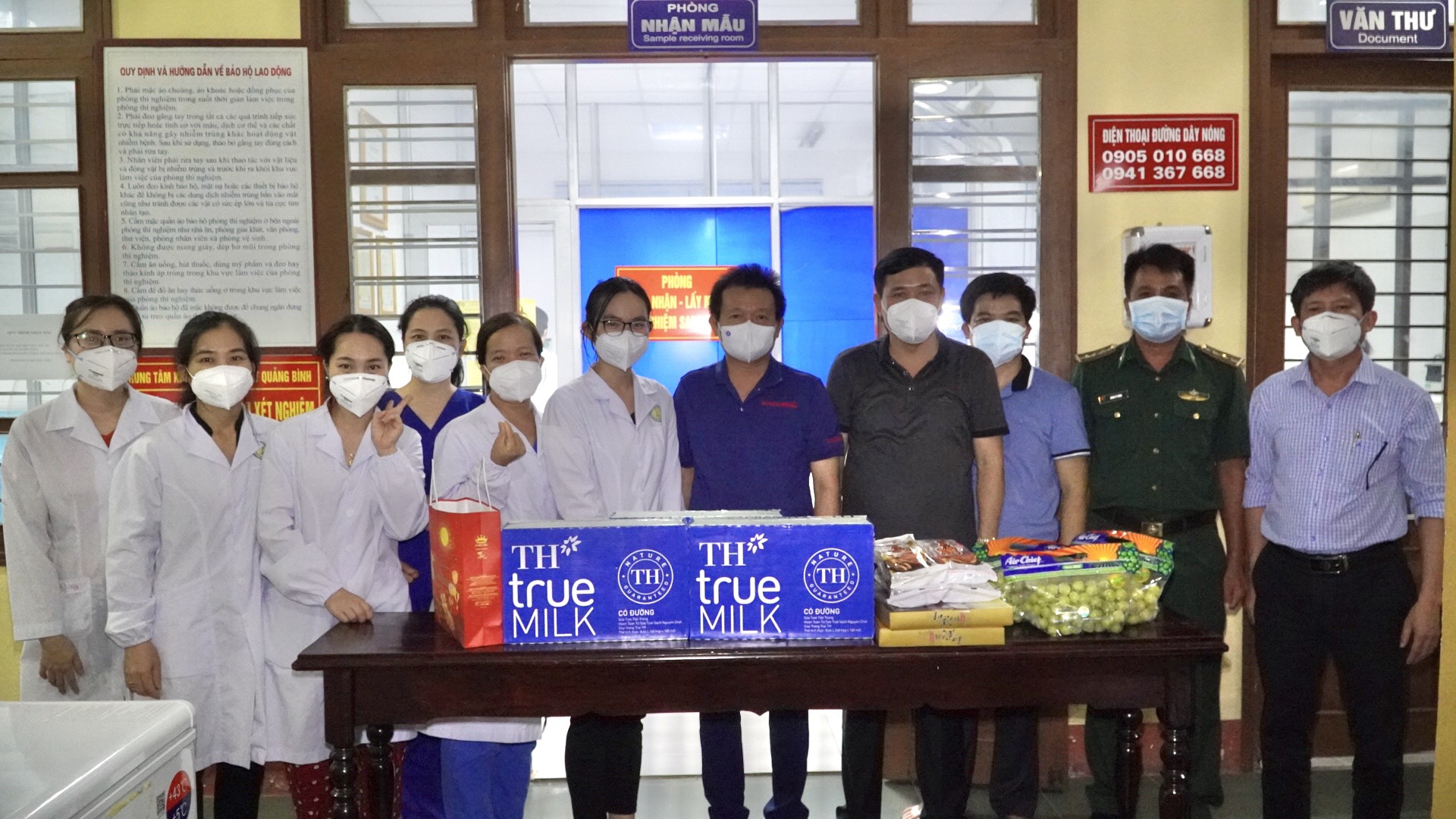 Đại diện Lãnh đạo Trung tâm Kiểm soát bệnh tật tiếp nhận phần quà hỗ trợ từ gia đình Ông Võ Bá Duyên 1