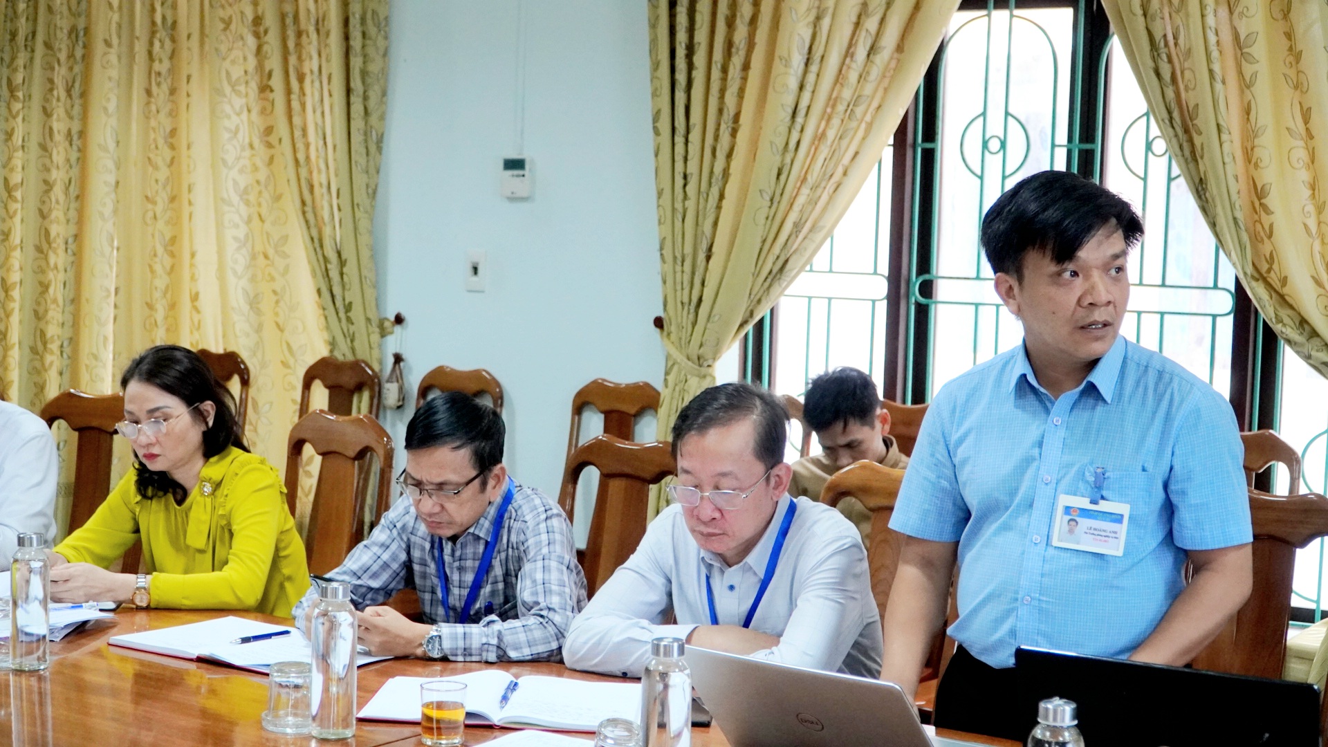 Đại diện Phòng nghiệp vụ dược báo cáo công tác mua sắm thuốc hóa chất vật tư tiêu hao y tế