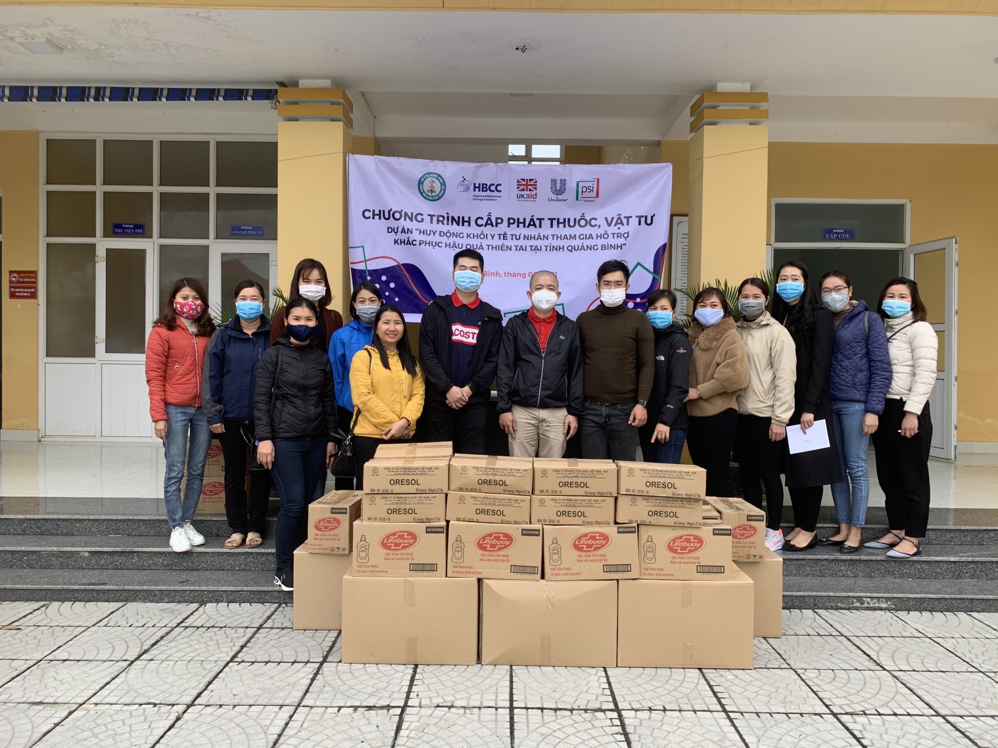 Đại diện Tổ chức Dịch vụ dân số thế giới tại Việt Nam PSI trao tặng thuốc vật tư cho các Trường học và Trạm Y tế 1