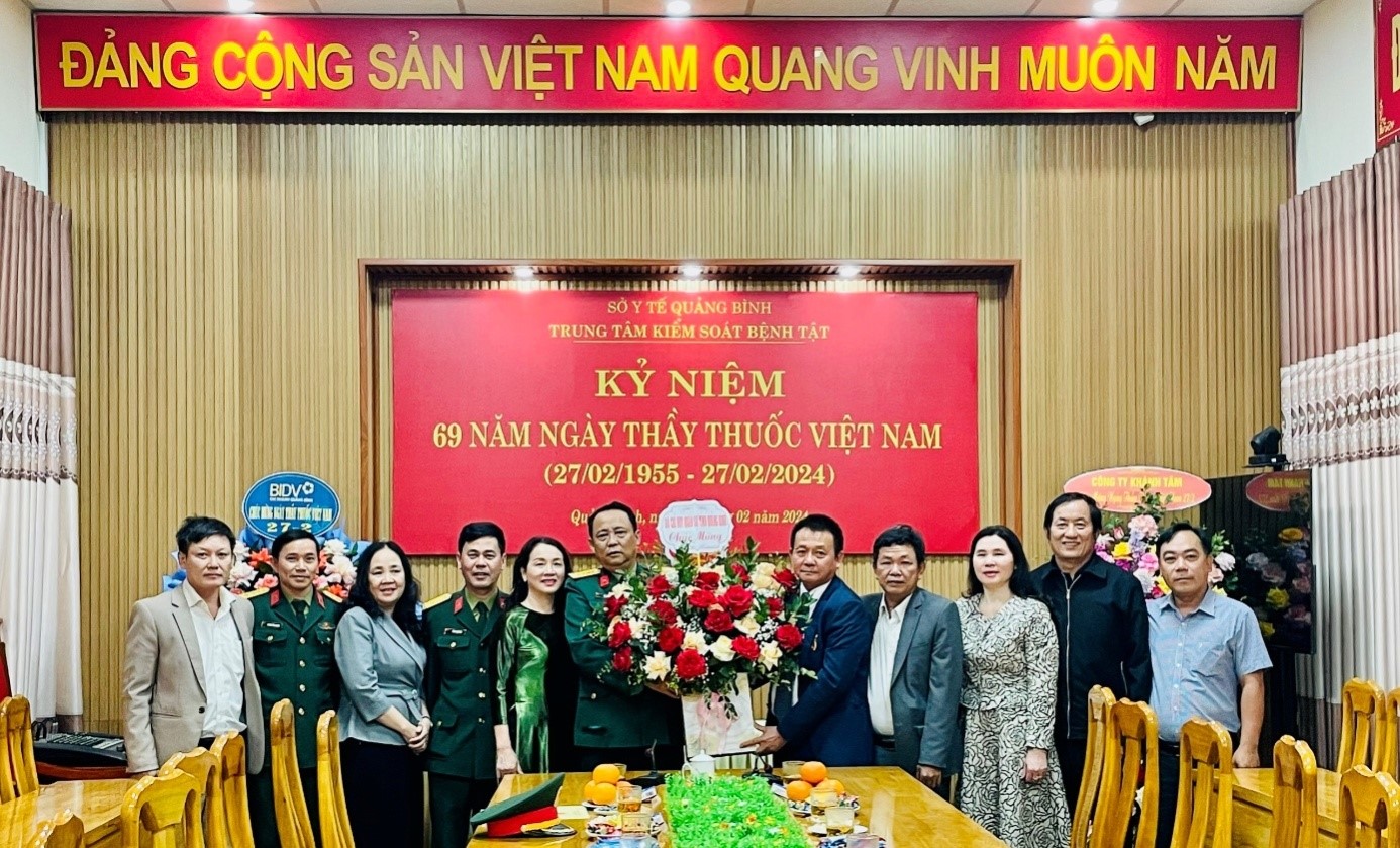Đại_diện_lãnh_đạo_Bộ_chỉ_huy_Quân_sự_tỉnh_tặng_hoa_chúc_mừng_Trung_tâm_Kiểm_soát_bệnh_tật_tỉnh.jpg
