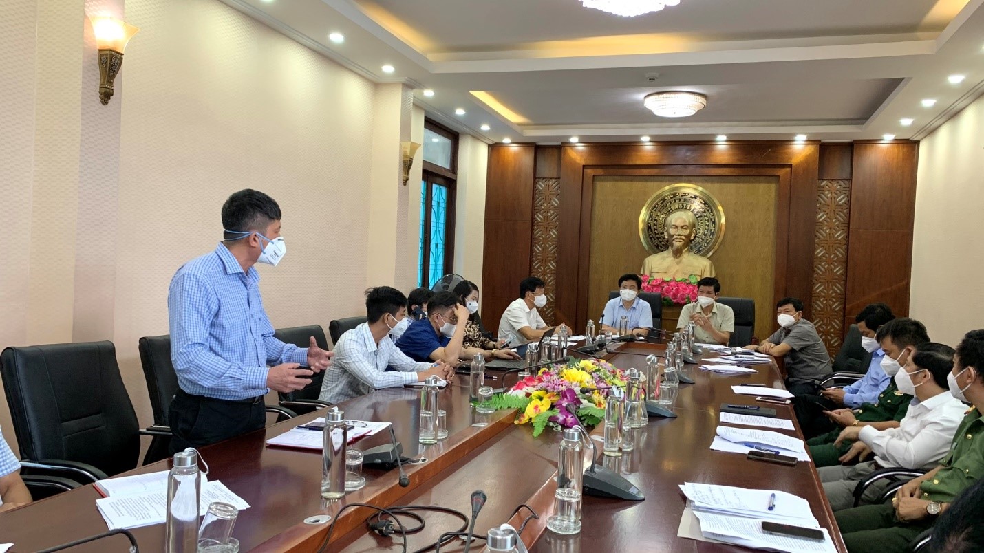 Đại diện lãnh đạo CDC Quảng Bình trao đổi về công tác xét nghiệm sớm bóc tách F0 cắt đứt chuỗi lây nhiễmjpg