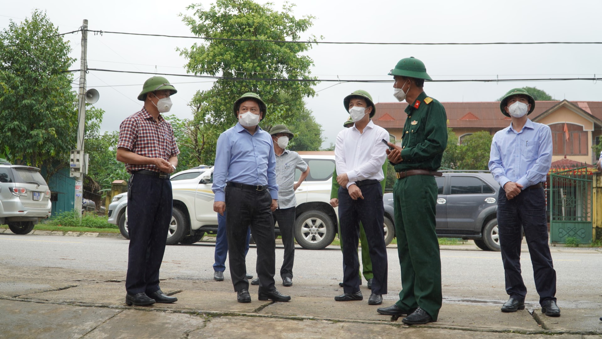 Đồng chí Bí thư Tỉnh ủy kiểm tra công tác phòng chống dịch tại khu cách ly huyện Tuyên Hóa Large
