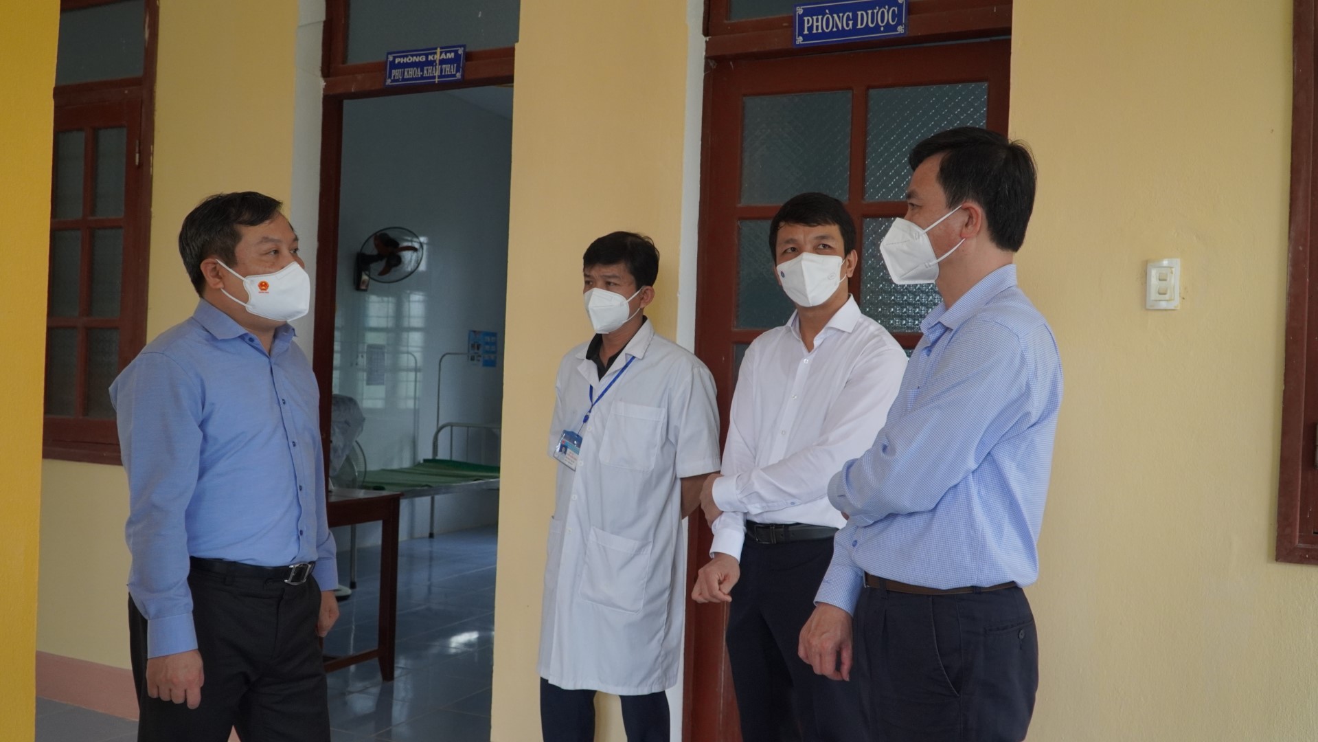 Đồng chí Bí thư Tỉnh ủy kiểm tra công tác phòng chống dịch tại xã Thuận hóa2 Large