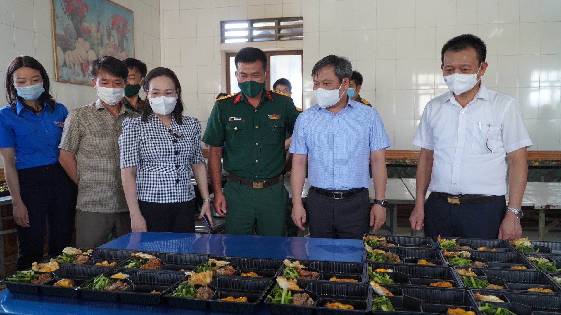 Đồng chí Bí thư Tỉnh ủy kiểm tra khu điều trị bệnh nhân Covid 19 tại Trường cao đẳng Luật miền Trung1111 Large