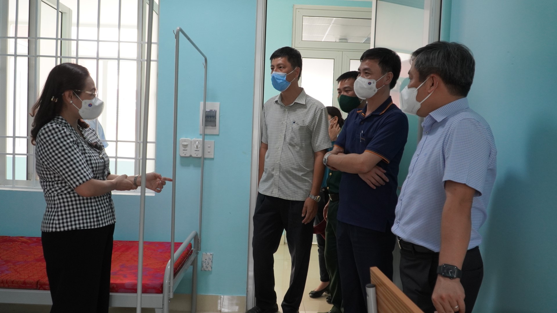 Đồng chí Bí thư Tỉnh ủy kiểm tra khu điều trị bệnh nhân Covid 19 tại Trường cao đẳng Luật miền Trung 2 Large