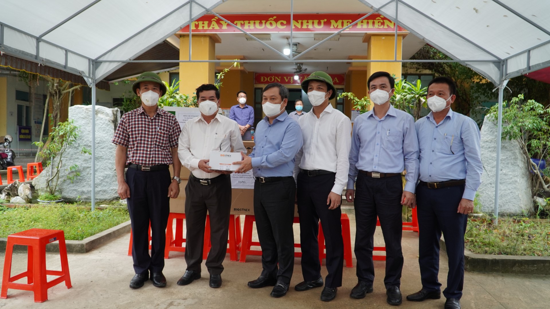 Đồng chí Bí thư Tỉnh ủy tặng quà Trung tâm Y tế huyện Tuyên Hóa