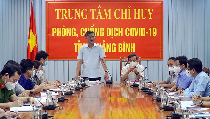 Đồng chí Chủ tịch UBND tỉnh Chỉ huy trưởng Trung tâm Chỉ huy phòng chống dịch Covid 19 tỉnh Trần Thắng phát biểu tại buổi làm việcjpg