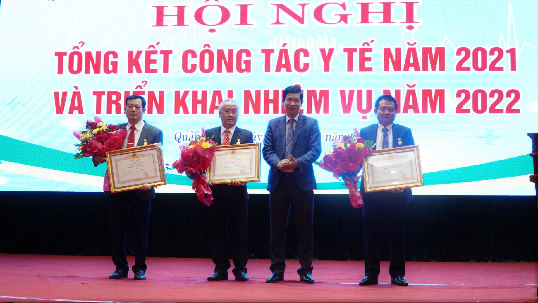 Đồng chí Hồ An Phong TUV PCT UBND tỉnh trao tặng Bằng khen của Chủ tịch nước cho các cá nhân đạt danh hiệu thầy thuốc ưu tújpg