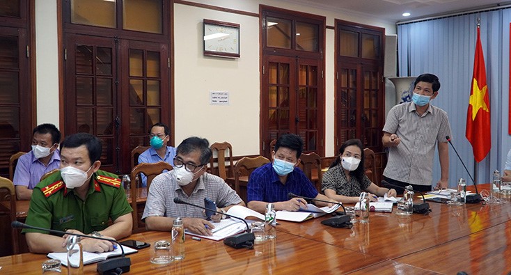 Đồng chí Hồ An Phong Tỉnh ủy viên Phó Chủ tịch UBND tỉnh Phó Chỉ huy trưởng Trung tâm Chỉ huy phòng chống dịch Covid 19 tỉnh báo cáo tại buổi làm việcjpg