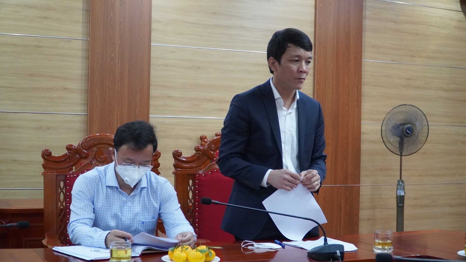 Đồng chí Nguyễn Hoài Nam Tỉnh ủy viên Bí thư Huyện ủy Tuyên Hóa báo cáo kết quả công tác phòng chống dịch Covid 19 Large