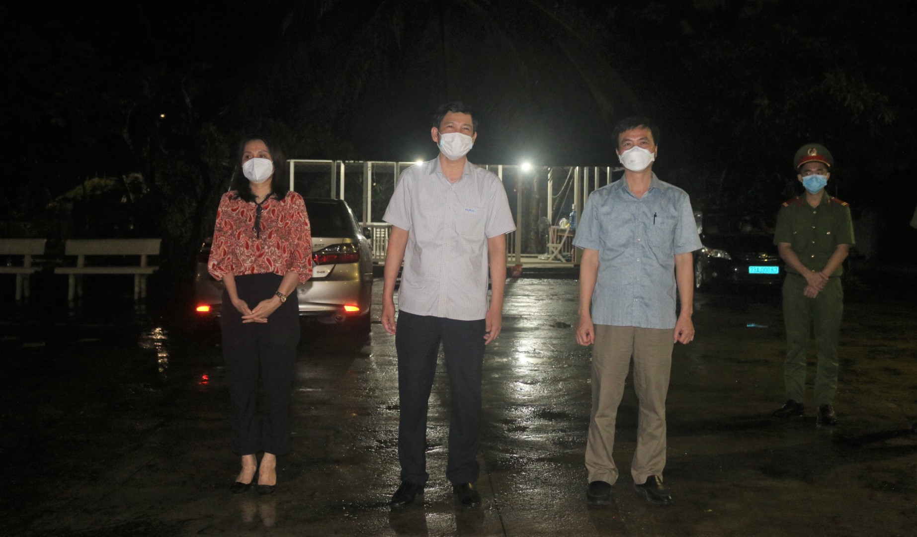 Đồng chí Phó Chủ tịch UBND tỉnh Hồ An Phong cùng lãnh đạo Sở Y tế chào đón đoàn công tác bình an trở về 2 Large