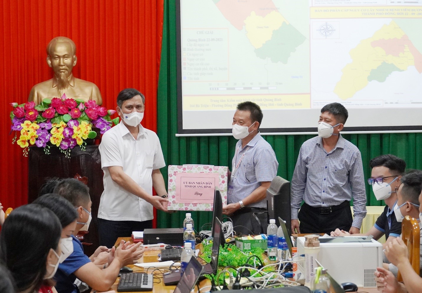 Đồng chí Trần Thắng Chủ tịch UBND tỉnh tặng quà động viên cán bộ nhân viên CDC Quảng Bình