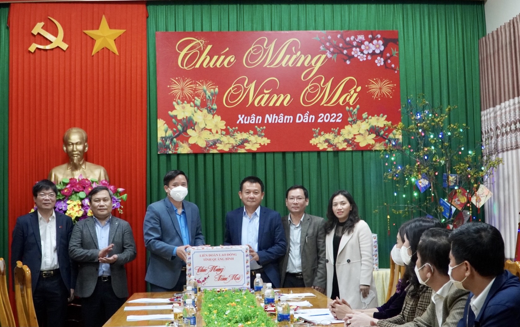 Đồng chí Vũ Đại Thắng Ủy viên Trung ương Đảng Bí thư Tỉnh uỷ Trưởng đoàn Đại biểu Quốc hội tỉnh Quảng Bình tặng quà Trung tâm kiểm soát bệnh tật CDC Quảng Bình 2