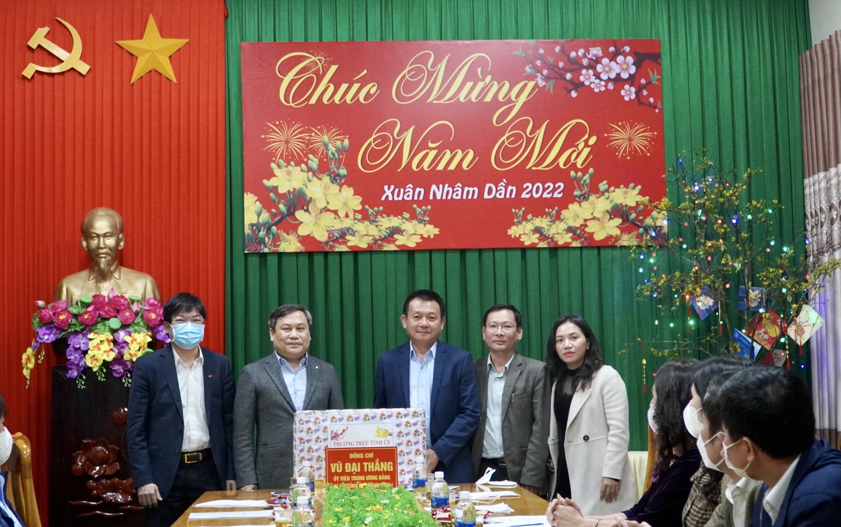 Đồng chí Vũ Đại Thắng Ủy viên Trung ương Đảng Bí thư Tỉnh uỷ Trưởng đoàn Đại biểu Quốc hội tỉnh Quảng Bình tặng quà Trung tâm kiểm soát bệnh tật CDC Quảng Bìnhjpeg