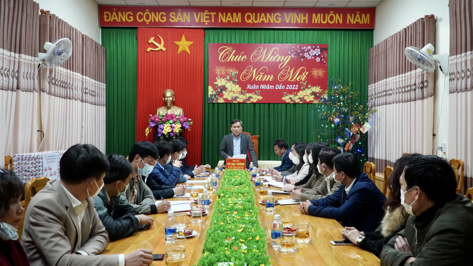 Đồng chí Vũ Đại Thắng Ủy viên Trung ương Đảng Bí thư Tỉnh ủy phát biểu thăm hỏi động viên đội ngũ y bác sỹ nhân viên Trung tâm Kiểm soát bệnh tật CDC Quảng Bình