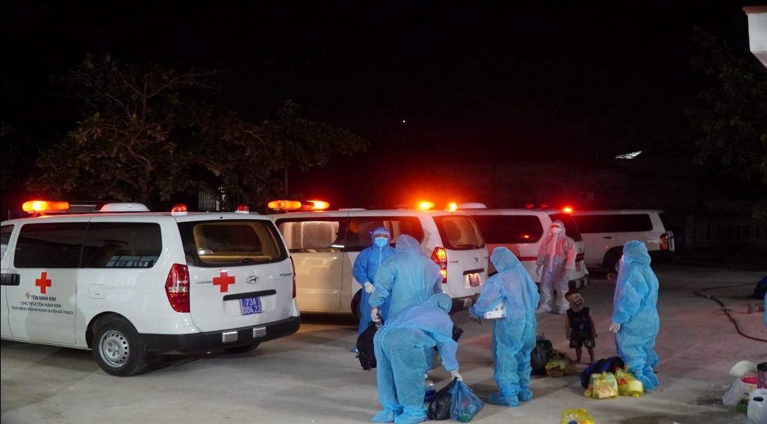 Đội ngũ lái xe vận chuyển các trường hợp F0 về cơ sở điều trị bệnh nhân Covid 19 không kể ngày đêmjpg
