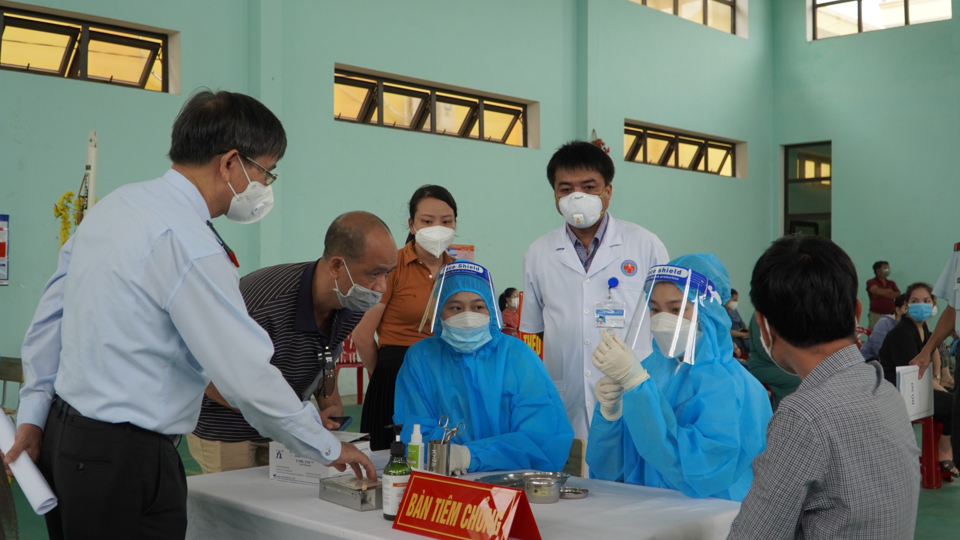 ẢNH 2 kIÊM TRA QUY TRÌNH BẢO ĐẢM AN TOÀN TIÊM CHỦNG TẠI ĐIỂM TIÊM THUỘC TRUNG TÂM Y TẾ TP. ĐỒNG HỚI Large