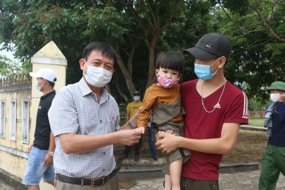 Ảnh 1 Bác sỹ Đỗ Quốc Tiệp giám đốc Trung tâm Kiểm soát bệnh thăm hỏi động viên các gia đình các cháu tại khu cách ly Custom