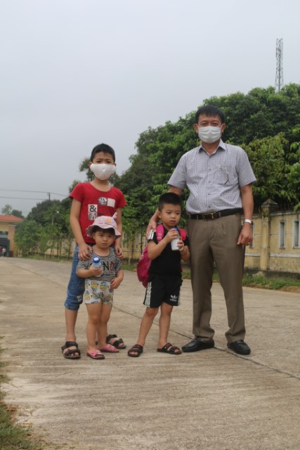 Ảnh 1 Bác sỹ Đỗ Quốc Tiệp giám đốc Trung tâm Kiểm soát bệnh tật tặng quà cho các cháu tại khu cách ly Custom