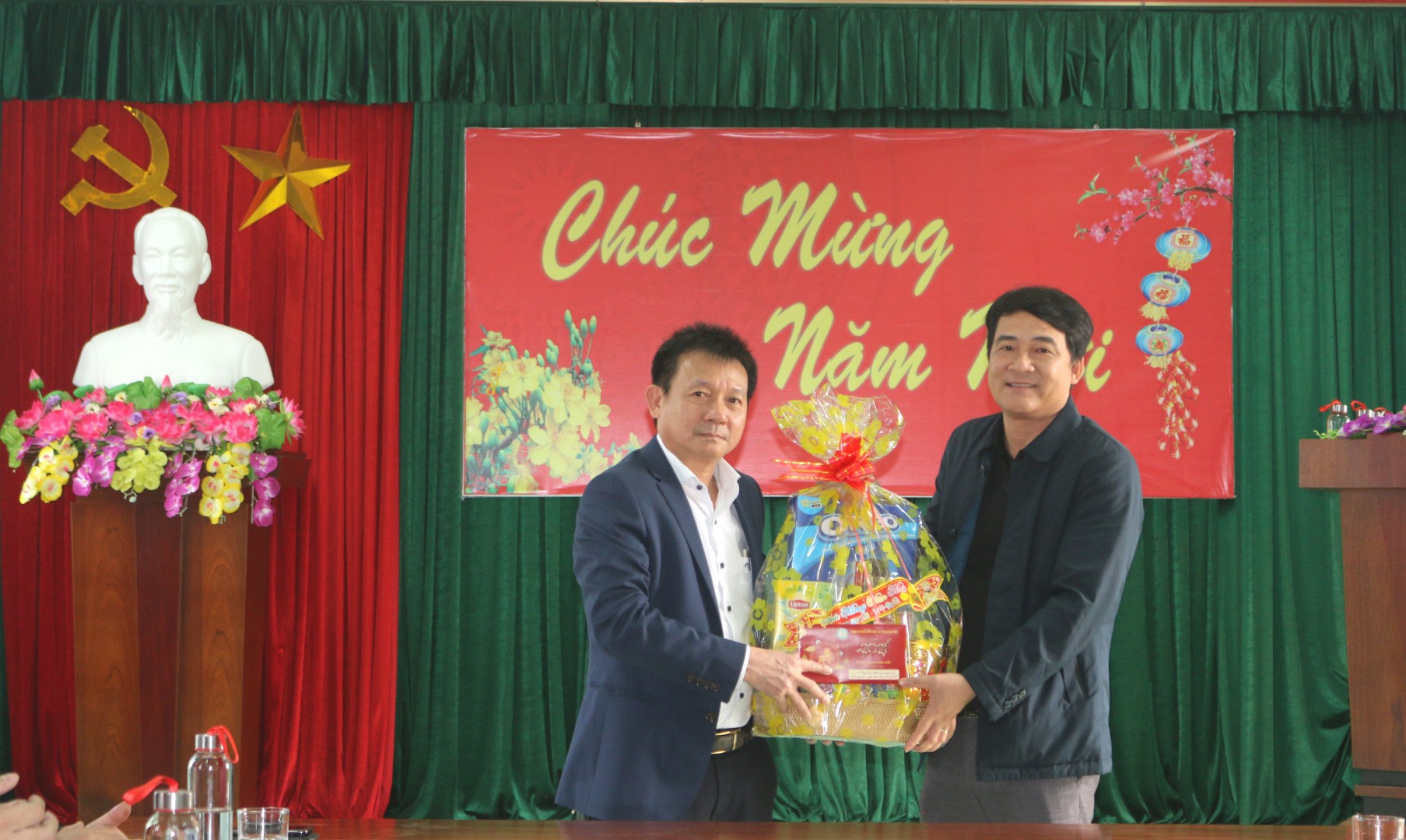 Ảnh 1 lãnh đạo Trung tâm Kiểm soát bệnh tật tỉnh đã đến thăm tặng quà và chúc tết bệnh nhân tâm thần tại Trung tâm Trung tâm Chăm sóc và phục hồi chức năng cho người tâm thần Large