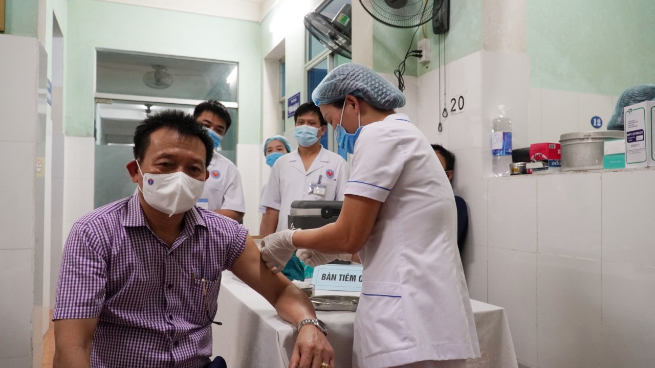 Ảnh 2 BS Đỗ Quốc Tiệp Giám đốc CDC Quảng Bình tham gia tiêm vắc xin covid 19